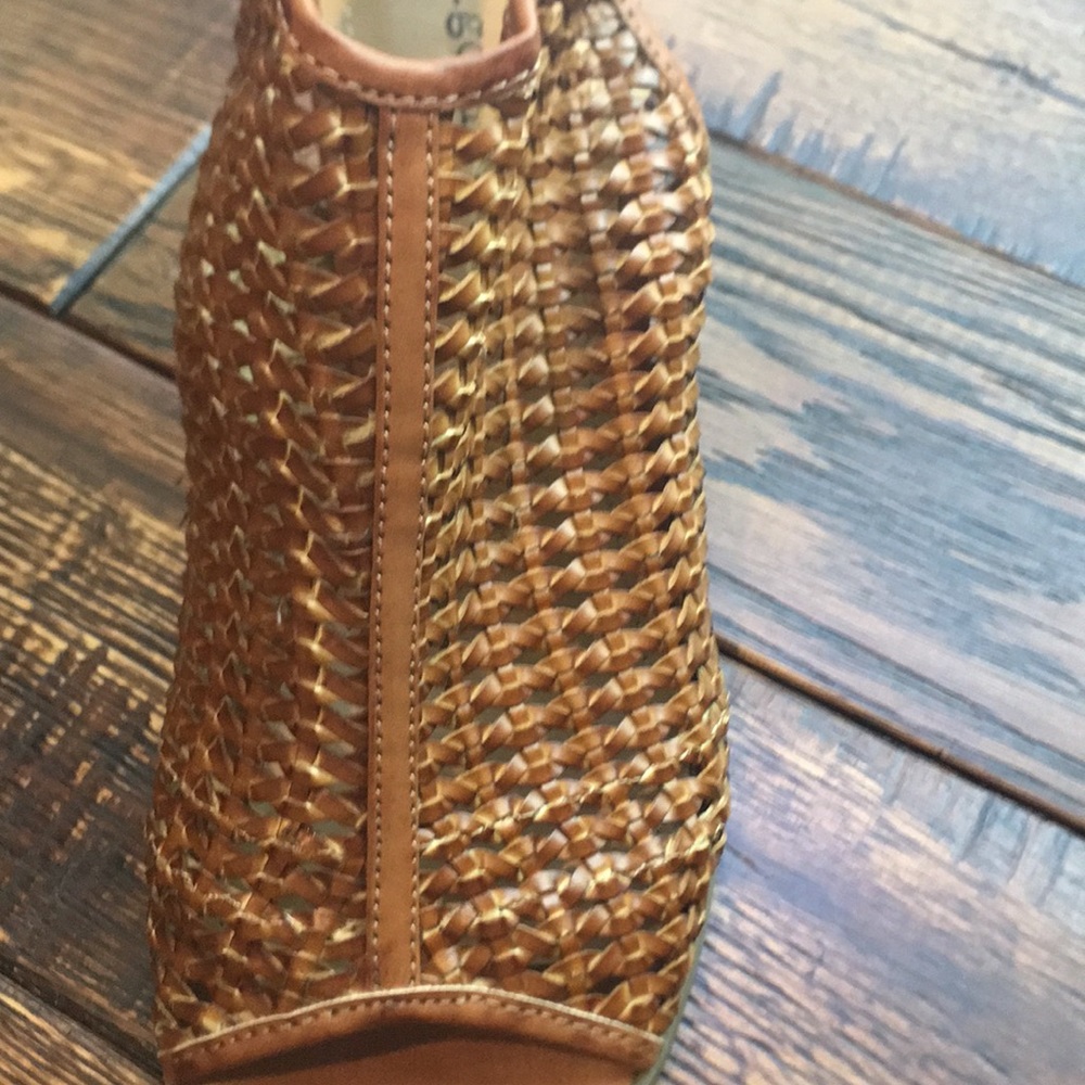 NWT Sandals - Picture 2 of 4